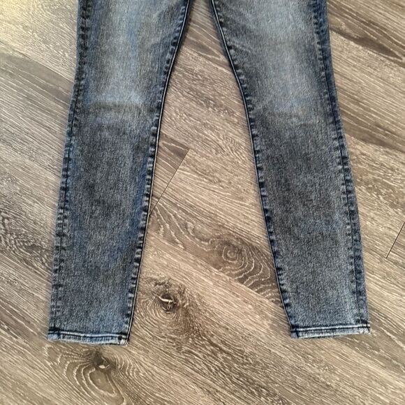 Mother The Stunner in Train Stops - Picture 2 of 8